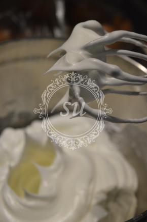 蛋白打发至提起打蛋器后，蛋白可以在打蛋头上停留形成一个直立不下垂的尖角。蛋白打发完成后，即可打开烤箱进行预热，预热温度为180℃