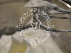 蛋白打发至提起打蛋器后，蛋白可以在打蛋头上停留形成一个直立不下垂的尖角。蛋白打发完成后，即可打开烤箱进行预热，预热温度为180℃