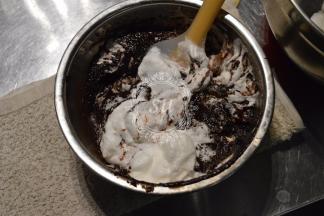 先取1/3的蛋白加入到巧克力糊中，，翻拌均匀。再加入剩余蛋白的1/2继续翻拌均匀。最后将巧克力糊倒入剩余的蛋白中快速翻拌均匀至有光泽且看不到