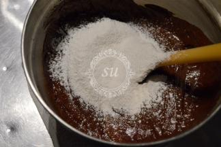 筛入低筋面粉，翻拌均匀，注意混合时的手法，不要搅拌使面粉起筋，蛋白消泡