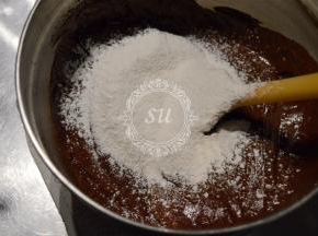 筛入低筋面粉，翻拌均匀，注意混合时的手法，不要搅拌使面粉起筋，蛋白消泡