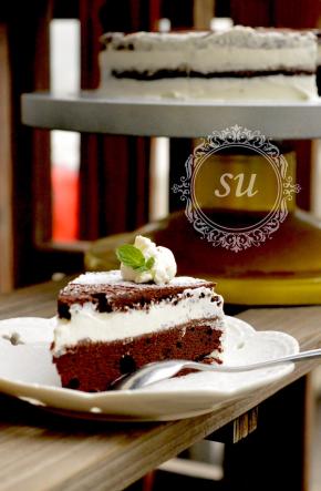 彻底晾凉后，可以分层切开，中间夹上奶油，表面筛糖粉做装饰