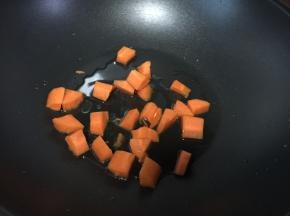 锅里热油后放入胡萝卜炒