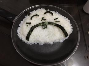 米饭做好后放入锅中捏出形状，用紫菜剪出小猫咪的模样