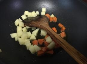 然后放入土豆炒
