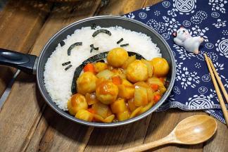 然后将烧好的咖喱鱼蛋倒入锅里