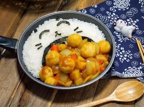 然后将烧好的咖喱鱼蛋倒入锅里