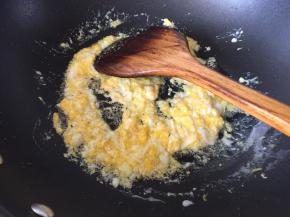 锅里热油后放入打散的鸡蛋液炒散