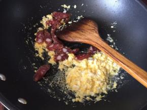 然后放入腊肠炒