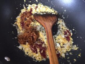 放入虾仁炒脯炒