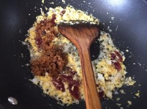 放入虾仁炒脯炒