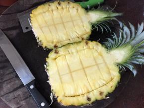 凤梨切半用水果刀划开