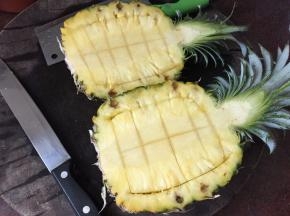 凤梨切半用水果刀划开