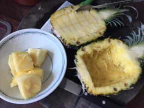 用勺子挖出果肉备用