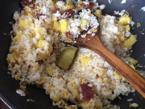米饭炒散后放入咖喱块