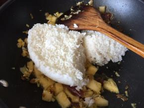 放入煮好的米饭炒