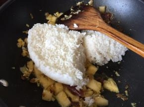 放入煮好的米饭炒