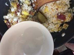加入少许开水淋在咖喱块上