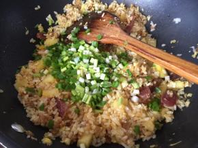 最后加入葱花翻炒均匀即可