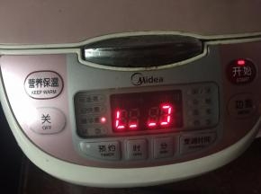 大米淘洗干净后加入适量清水放入电饭锅中煮熟