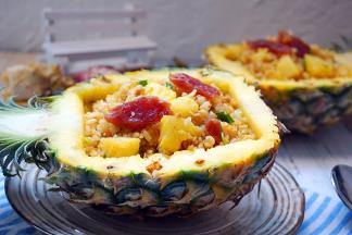 然后将炒好的凤梨饭装入菠萝皮中