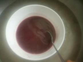 细砂糖倒入碗里，然后放入烧热的水中，小火慢慢隔热熔化。