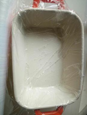 准备一个平底容器，铺保鲜膜