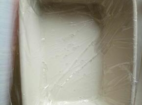 准备一个平底容器，铺保鲜膜