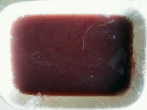 果汁倒入碗中，冷藏两小时