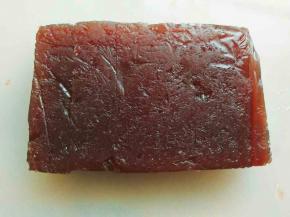 去除保鲜膜，把边缘切平