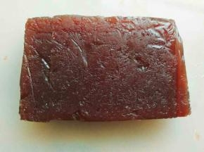去除保鲜膜，把边缘切平