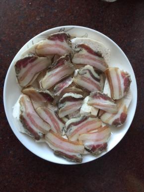 然后披上切成薄片的腊肉