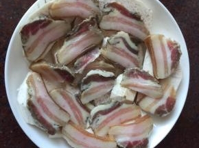 然后披上切成薄片的腊肉