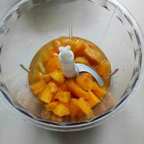 芒果去皮去核加入80克左右的凉白开水，用料理机打成汁