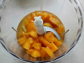 芒果去皮去核加入80克左右的凉白开水，用料理机打成汁