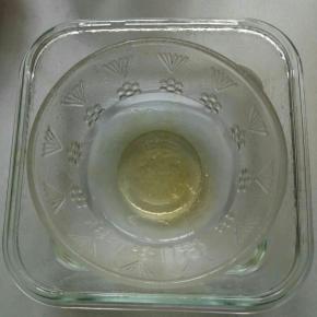 5克吉利丁片加入10克白砂糖，35克温水隔热水加热融化，搅拌均匀