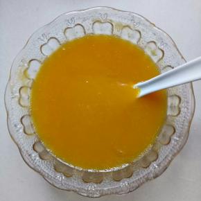 把融化的吉利丁片加入芒果汁里混合均匀