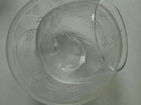 把杯子斜放在碗里