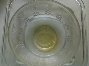 再用一个碗加入吉利丁片5克，白糖15克，温水35克隔热水融化搅拌均匀