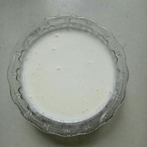 酸奶200克中加入融化好的吉利丁液搅拌均匀