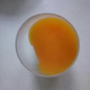 从冰箱中拿出凝固好的芒果汁