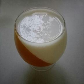 这时候芒果汁已经凝固，不需要再用碗，加入酸奶液，尽量加满些，再放入冰箱冷藏凝固