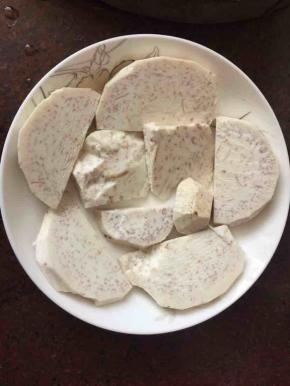 芋头切成薄片披在盘里