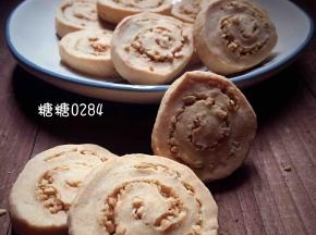 出炉放凉，咸咸的，有芝士味的年轮饼干……