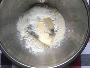 加入过筛好的面粉、盐、黄油和牛奶