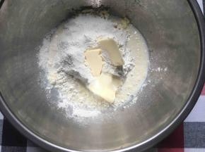 加入过筛好的面粉、盐、黄油和牛奶