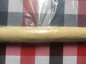 从一头往上卷，像卷蛋糕卷一样的手法，然后用保鲜袋包好，放冰箱冷藏半小时以上定型