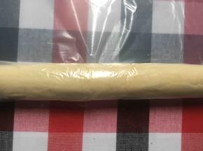 从一头往上卷，像卷蛋糕卷一样的手法，然后用保鲜袋包好，放冰箱冷藏半小时以上定型