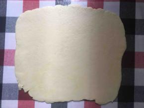 面团擀开成一个长方形