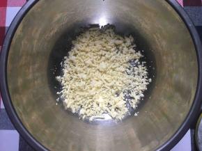 马苏里拉奶酪放入冰箱冷冻至硬，然后用擀面杖敲碎